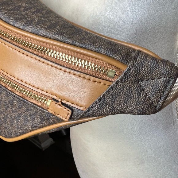 Michael Kors Kenly Medium Waist Pack Crossbody Signature Brown - Picture 4 of 15